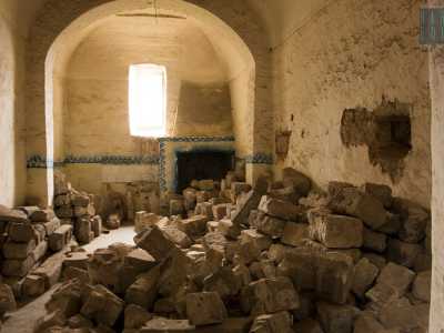 L�interno, invaso da pietre e calcinacci...